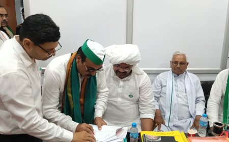 आगरा में बनेगा किसान भवनः भाकियू के मंडल अध्यक्ष रणवीर चाहर ने दक्षिणी बाईपास पर गांव बाद में दिया प्लॊट, टिकैत ट्रस्ट के नाम हुई रजिस्ट्री; भवन के लिए एडवोकेट शैलराज सिंह ने दिए दो लाख लाख, गौरव टिकैत रहे मौजूद