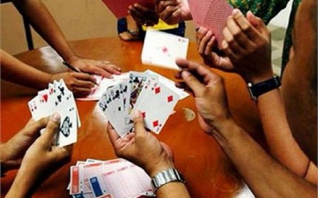 यमुना किनारे सजी थी जुए की  फड़, पुलिस ने मारा छापा, 8 जुआरी गिरफ्तार