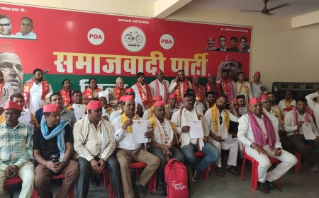 सपा व्यापार सभा की समीक्षा बैठक में सरकार पर तीखा हमला, 2027 में सत्ता परिवर्तन का किया दावा