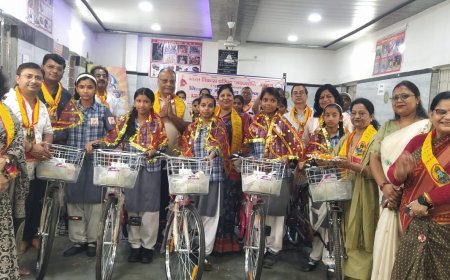 आगरा में 54 बेटियों के सपनों को मिली रफ्तार, नवज्योति ने साइकिलें देकर शिक्षा और सुरक्षा का बढ़ाया संबल