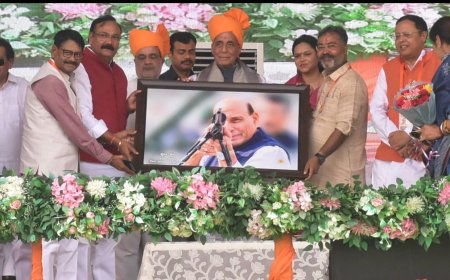 आगरा में राजनाथ का बड़ा सियासी हमला, बोले- हम वादे नहीं, वादे पूरे करने की राजनीति करते हैं