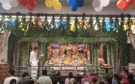 पुरुषोत्तम मासः आगरा के मंदिरों में गूंजे जयकारे, कथा, पूजा और दीपावली और मनोरथ उत्सव में उमड़ी आस्था, धार्मिक आयोजनों में श्रद्धालुओं ने लिया धर्मलाभ