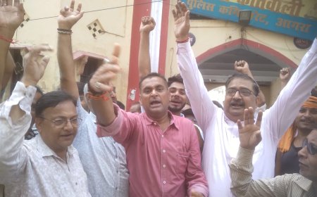 ड्रग विभाग की कार्रवाई पर भड़के दवा व्यापारी, कोतवाली के सामने जोरदार प्रदर्शन, ताले तोड़ने और मनमानी का लगाया आरोप, व्यापारी की मौत की निष्पक्ष जांच व दोषियों पर कार्रवाई की मांग
