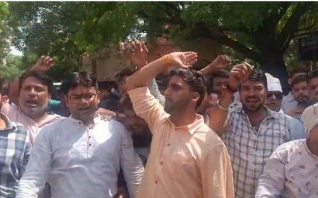 संजय प्लेस मारपीट कांड पर बवाल, वाल्मीकि समाज का धरना, एससी-एसटी एक्ट में मुकदमे की मांग