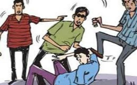 नशे में धुत युवकों का तांडव, विरोध करने पर दुकानदार पर जानलेवा हमला, लोहे की रॉड से फोड़ा सिर