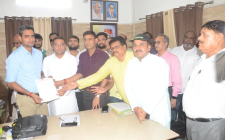 स्ववित्तपोषित महाविद्यालयों का विश्वविद्यालय पर बड़ा प्रहार: 'वादे निभाओ, शोषण बंद करो, पेनल्टी माफी से लेकर सेमेस्टर प्रणाली खत्म करने तक उठीं मांगें, कॉलेज संचालकों ने अल्पकालीन धरना देकर रजिस्ट्रार को सौंपा ज्ञापन