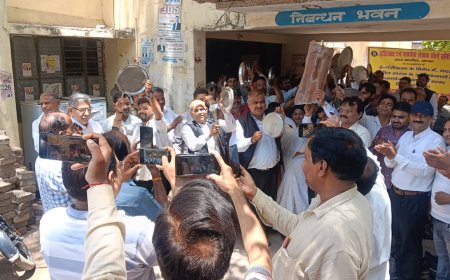 ई-पंजीकरण के विरोध में आगरा में वकीलों के उग्र तेवर: ताली-थाली बजाकर किया प्रदर्शन, एमजी रोड-2 पर सांकेतिक जाम, मुख्यमंत्री के आगमन पर काली पट्टी बांधने का ऐलान
