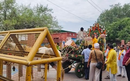 ताजमहल पूर्वी गेट पर धार्मिक यात्रा रोकने का मामला गरमाया, व्यापार मंडल के विरोध के बाद डीएम ने दिए निर्देश, अब आगे से नहीं रोकी जाएगी