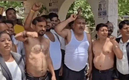 ई-रजिस्ट्री पर बवाल, आगरा में 9वें दिन भी वकीलों की हड़ताल, किया अर्धनग्न प्रदर्शन