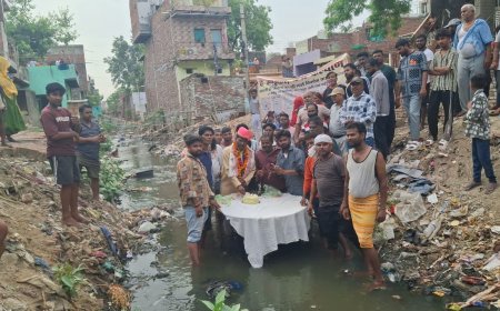 आगरा में भाजपा पार्षद ने नाले में खड़े होकर काटा जन्मदिन का केक, सामने आई नगर निगम को शर्मसार करने वाली तस्वीर, बोले- कई मौतें हो चुकी हैं, न तो नाला बन रहा और न ही इस कच्चे नाले की सफाई हो रही