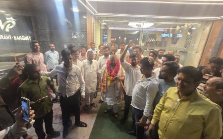विजय शिवहरे के लगातार तीसरी बार भाजपा प्रदेश मंत्री बनने पर आगरा में पटाखे चलाकर जश्न मनाया गया, मिठाइयों और फूल-मालाओं से हुआ जोशीला स्वागत