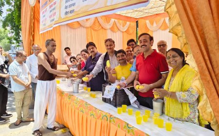 निर्जला एकादशी पर सेवा का संकल्प, खत्री सभा ने राहगीरों को पिलाया शीतल शरबत और खिलाए आम