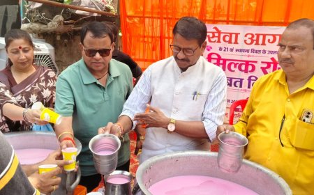 सेवा आगरा के 21 वर्ष पूरे, स्थापना दिवस पर हजारों राहगीरों को पिलाया गया ठंडा मिल्क रोज