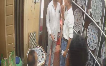 ताजमहल साउथ गेट पर टूरिस्ट वॉर, 18 दिन में पलटी बाजी, अब दोनों पक्ष आमने-सामने