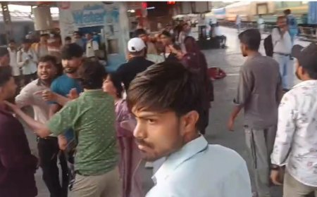 ताज एक्सप्रेस की बोगी में सीट को लेकर बवाल, दो परिवारों में मारपीट से आगरा कैंट स्टेशन पर मची खलबली