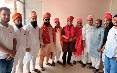 हज से लौटे मेहमान-ए-ख़ुदा का सपा कैंप कार्यालय पर हुआ सम्मान, शब्बीर अब्बास बोले- हाजी इंसानियत और अमन का पैग़ाम लेकर लौटते हैं