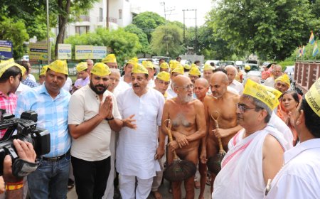 आगरा के जयपुर हाउस जैन मंदिर में आचार्य निर्भयसागर ससंघ का मंगल प्रवेश, नेमि गिरनार धर्मयात्रा का पुष्पवर्षा से स्वागत