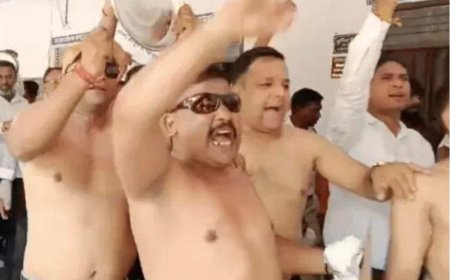 आगरा में ई-रजिस्ट्री के विरोध में अधिवक्ता सड़क पर उतरे, एत्मादपुर में अर्धनग्न होकर जताया विरोध
