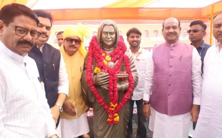लोकमाता अहिल्याबाई होल्कर जयंती समारोह में उमड़ा जनसैलाब, एत्मादपुर के मॉडल स्कूल ग्राउंड में लोकसभा अध्यक्ष ओम बिरला ने किया प्रतिमा का अनावरण, सुशासन और जनसेवा के आदर्शों को बताया आज भी प्रासंगिक, एसपी सिंह बघेल बोले- लोकमाता राष्ट्र निर्माण का प्रतीक, पूजा पाल का बयान भी बना चर्चा का केंद्र रामशंकर राव शिंदे बोले-सिंहासन से नहीं, जनविश्वास से बनती है लोकमाता
