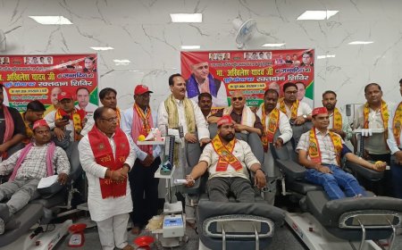 समाजवादी पार्टी अध्यक्ष अखिलेश यादव के जन्मदिन की पूर्व संध्या पर आगरा में पार्टी कार्यकर्ताओं ने किया 53 यूनिट रक्तदान