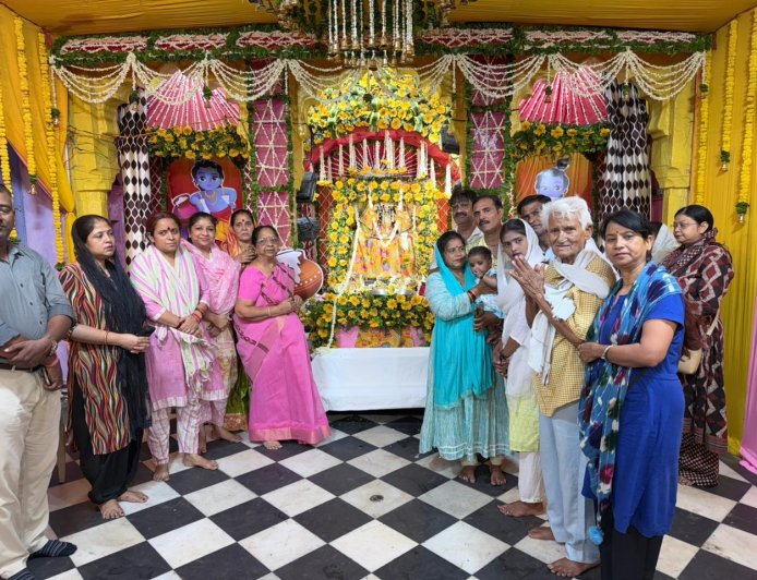पुरुषोत्तम मास में आगरा के विभिन्न मंदिरों में भगवान श्रीकृष्ण की लीलाओं, कथा अमृत और विशेष मनोरथ उत्सवों के बीच भक्तिमय वातावरण