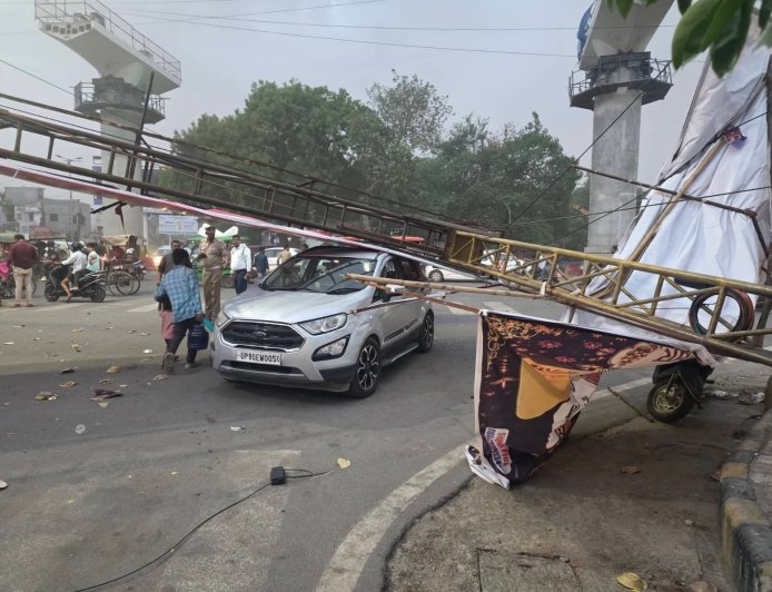 आगरा के सेंट जॉन्स चौराहे पर बड़ा हादसा टला, तेज आंधी के दौरान चलती कार पर आ गिरा होर्डिंग का विशाल ढांचा, बाल-बाल बचा परिवार, नगर निगम की लापरवाही पर एक बार फिर उठे सवाल, आंधी के बाद हुई बारिश ने दी गर्मी से राहत