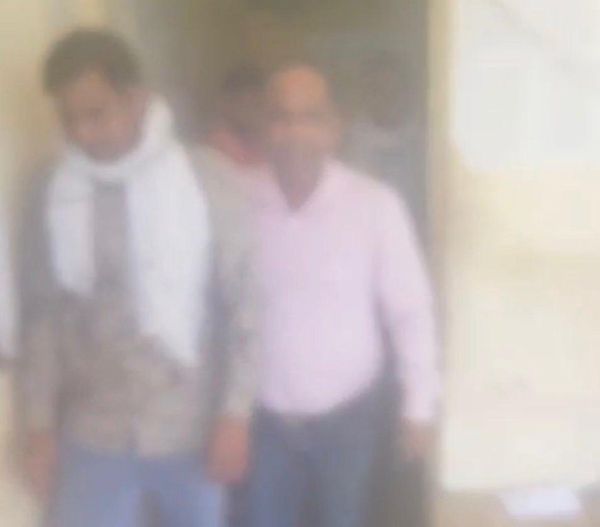 अवैध वसूली का विरोध पड़ा भारी, जेई ने संविदा लाइनमैन को डंडे से पीटा, वीडियो वायरल