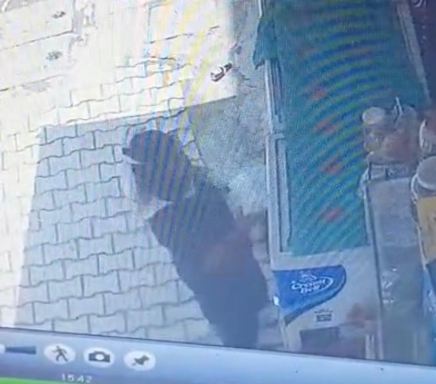 पेटीज लेने आई बुर्काधारी महिला ने उड़ाई कोल्ड ड्रिंक की पेटी, सीसीटीवी में कैद हुई पूरी वारदात