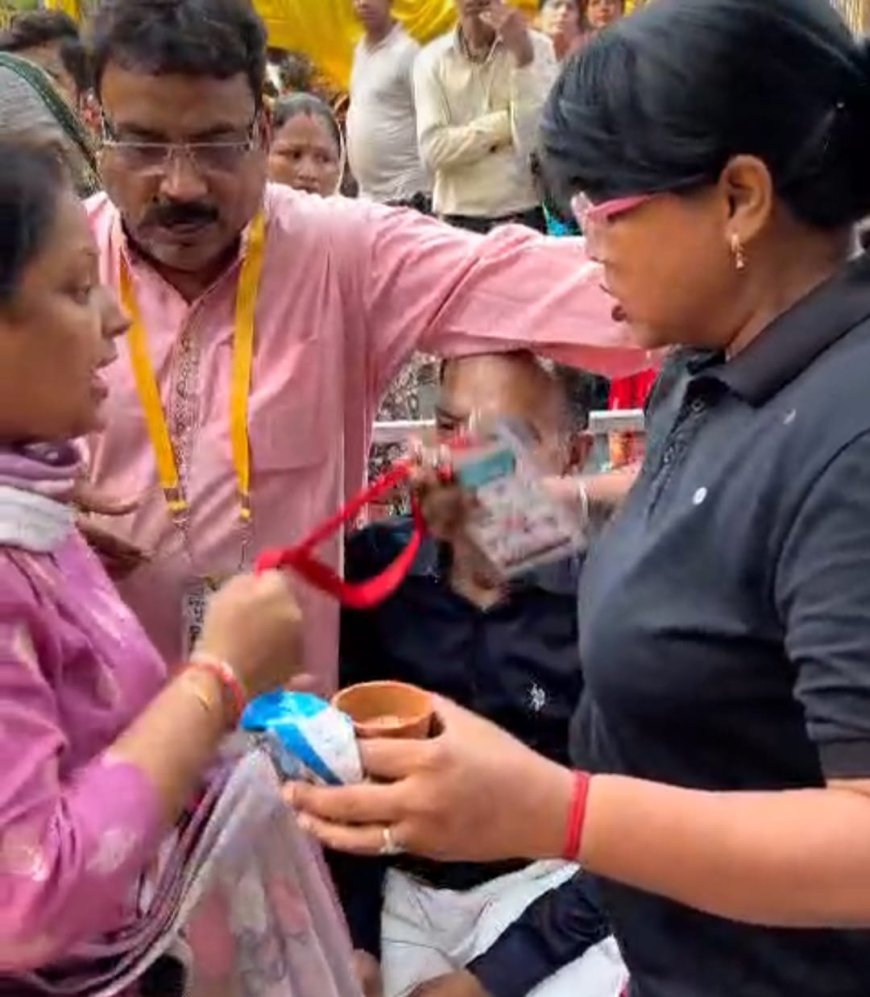 भागवत कथा में 'वीआईपी पास' का खेल! 500 रुपये में बिके कथित नकली एंट्री पास, प्रवेश द्वार पर महिलाओं को रोके जाने पर पंडाल के बाहर हंगामा, क्यूआर कोड वाले पास बने चर्चा का विषय