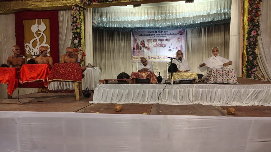 धर्मसभा में गूंजा संयम और जैनत्व का संदेश: आर्यिका विज्ञमति माताजी ने अष्ट मूल गुणों के पालन पर दिया जोर, आचार्य इन्द्रनंदी महाराज ने भी किया मार्गदर्शन