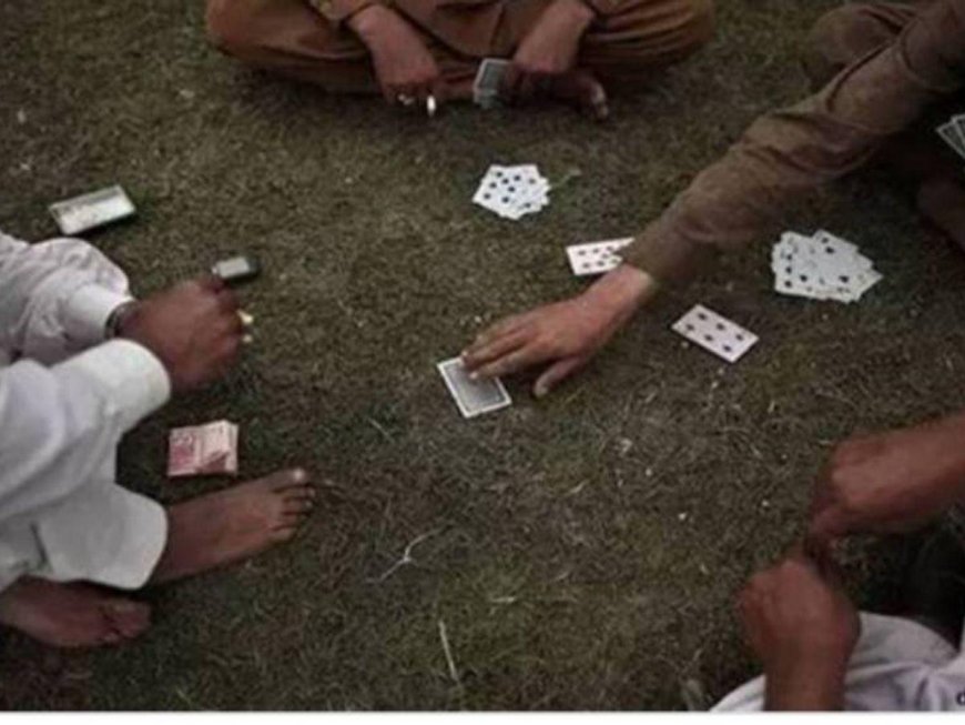 झाड़ियों में सज रही थी जुए की महफिल! सिकंदरा पुलिस के छापे में 4 गिरफ्तार, नकदी बरामद