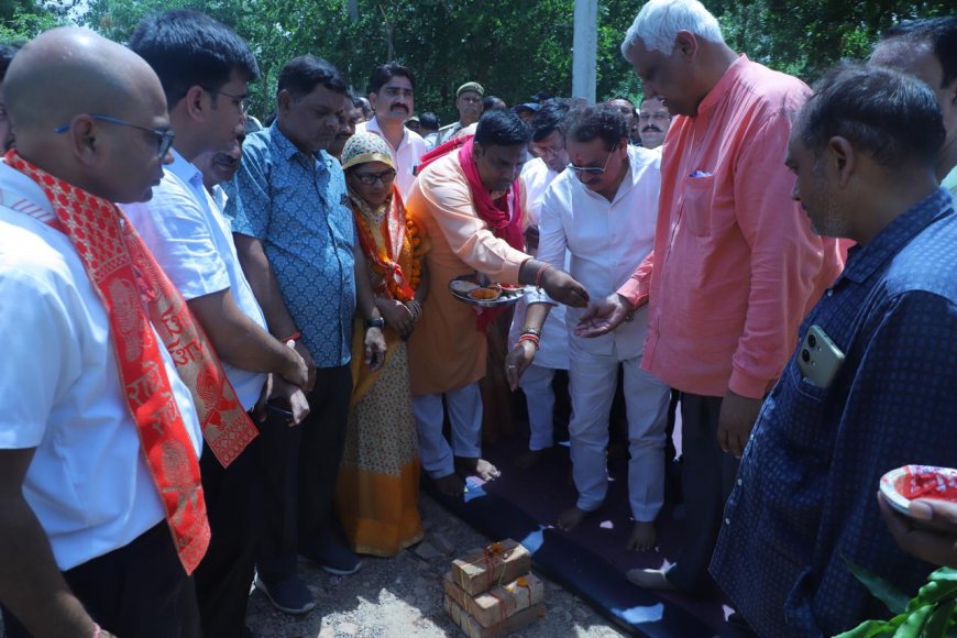 एत्मादपुर को मिली 63.45 लाख की सड़क परियोजना की सौगात, केंद्रीय मंत्री प्रो. एसपी सिंह बघेल और विधायक डॊ. धर्मपाल सिंह ने किया भूमि पूजन, सीएचसी से कुबेरपुर रोड तक बनेगी 850 मीटर लंबी सड़क