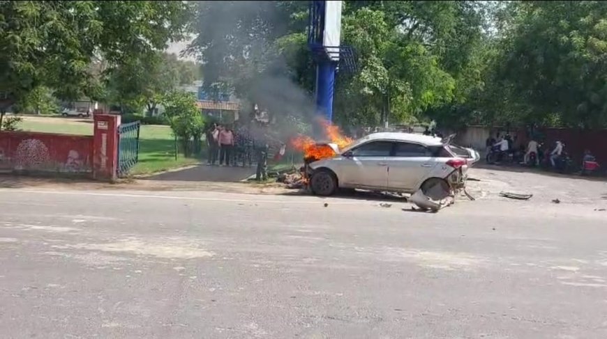 आगरा के माल रोड पर पुरातत्व कार्यालय के सामने धू-धू कर जली कार, गुजरता रहा यातायात