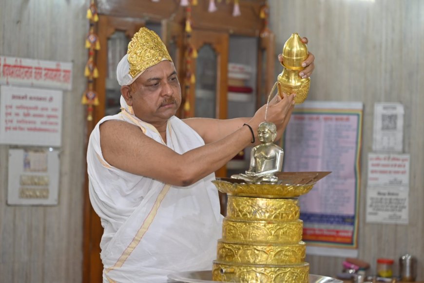 4399 दिनों का इतिहास रचने वाले पीएम मोदी की दीर्घायु के लिए सद नवीन जैन ने किया शांतिधारा अभिषेक