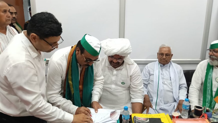 आगरा में बनेगा किसान भवनः भाकियू के मंडल अध्यक्ष रणवीर चाहर ने दक्षिणी बाईपास पर गांव बाद में दिया प्लॊट, टिकैत ट्रस्ट के नाम हुई रजिस्ट्री; भवन के लिए एडवोकेट शैलराज सिंह ने दिए दो लाख लाख, गौरव टिकैत रहे मौजूद