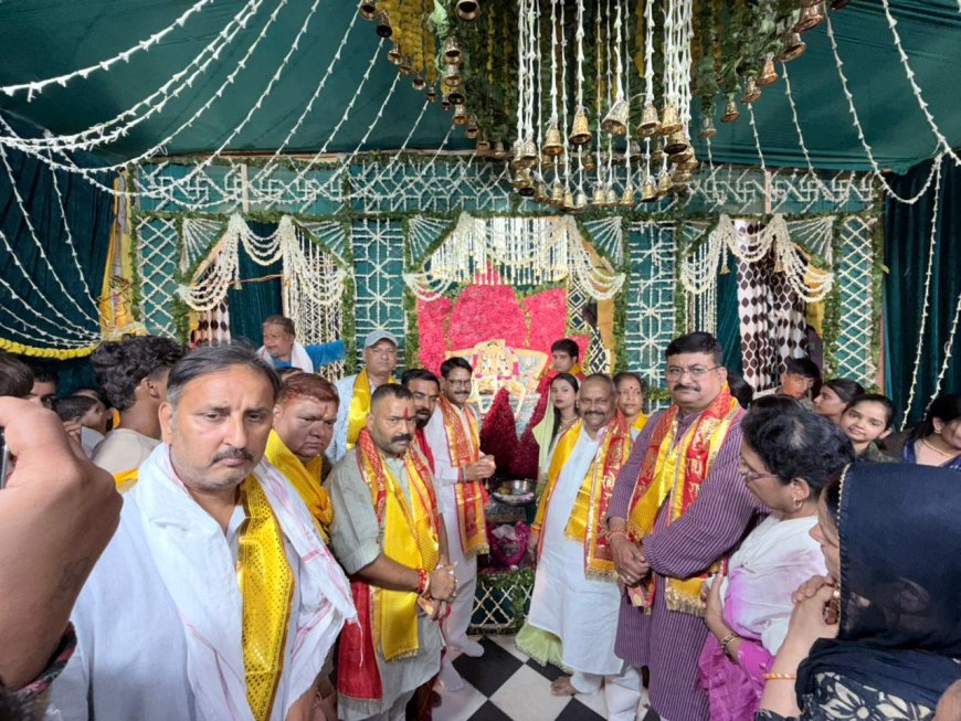 भक्ति, उत्सव की छटा से सराबोर हुआ आगरा, कथा में गूंजे आध्यात्मिक संदेश तो मंदिरों में सजा फूल बंगला और मनोरथ
