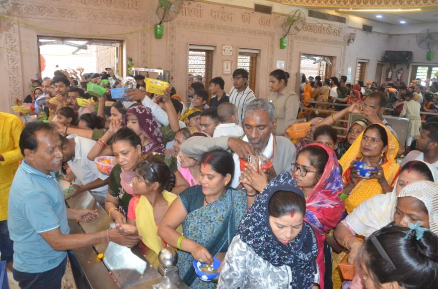 परमा एकादशी पर आगरा के खाटू श्याम दरबार में दिव्य श्रृंगार के दर्शन को उमड़ा जनसैलाब