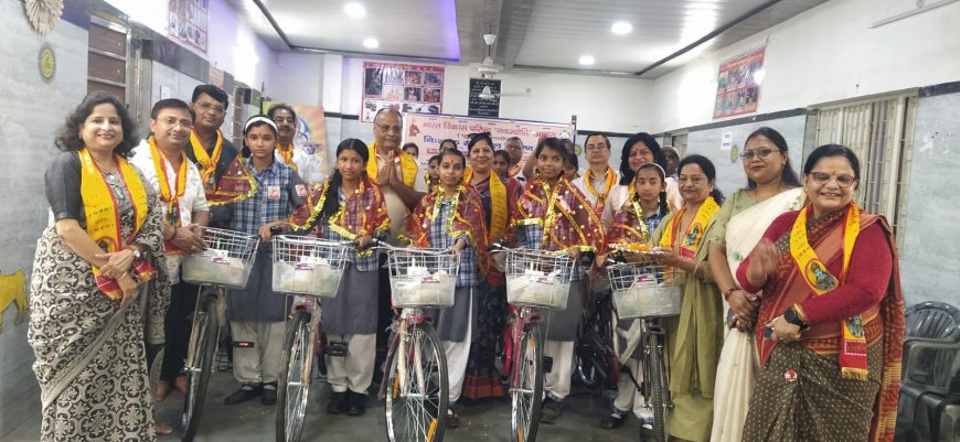 आगरा में 54 बेटियों के सपनों को मिली रफ्तार, नवज्योति ने साइकिलें देकर शिक्षा और सुरक्षा का बढ़ाया संबल