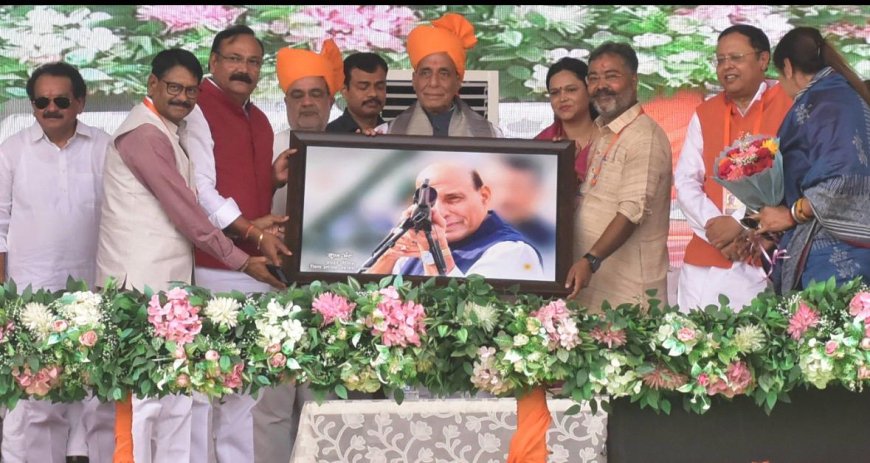 आगरा में राजनाथ का बड़ा सियासी हमला, बोले- हम वादे नहीं, वादे पूरे करने की राजनीति करते हैं