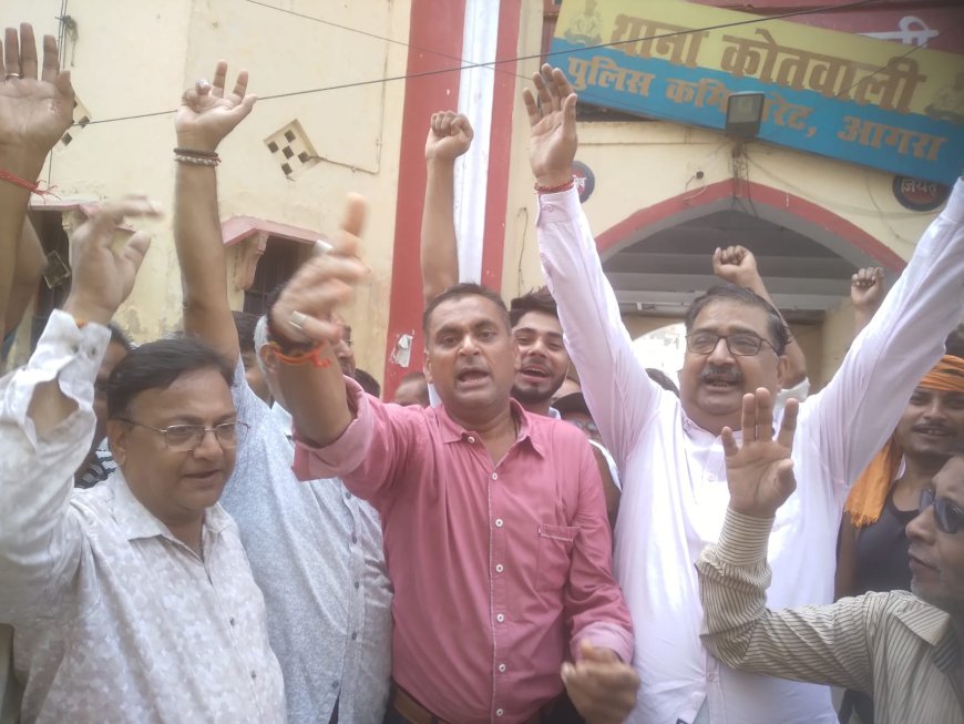ड्रग विभाग की कार्रवाई पर भड़के दवा व्यापारी, कोतवाली के सामने जोरदार प्रदर्शन, ताले तोड़ने और मनमानी का लगाया आरोप, व्यापारी की मौत की निष्पक्ष जांच व दोषियों पर कार्रवाई की मांग