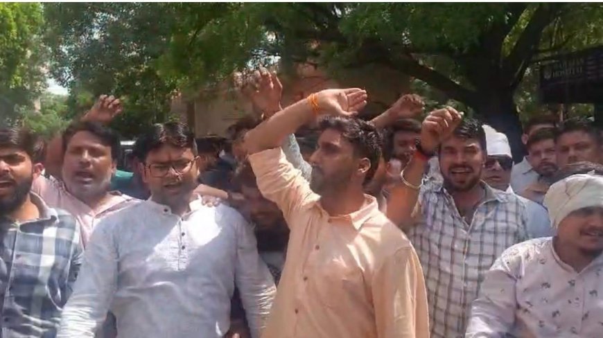 संजय प्लेस मारपीट कांड पर बवाल, वाल्मीकि समाज का धरना, एससी-एसटी एक्ट में मुकदमे की मांग