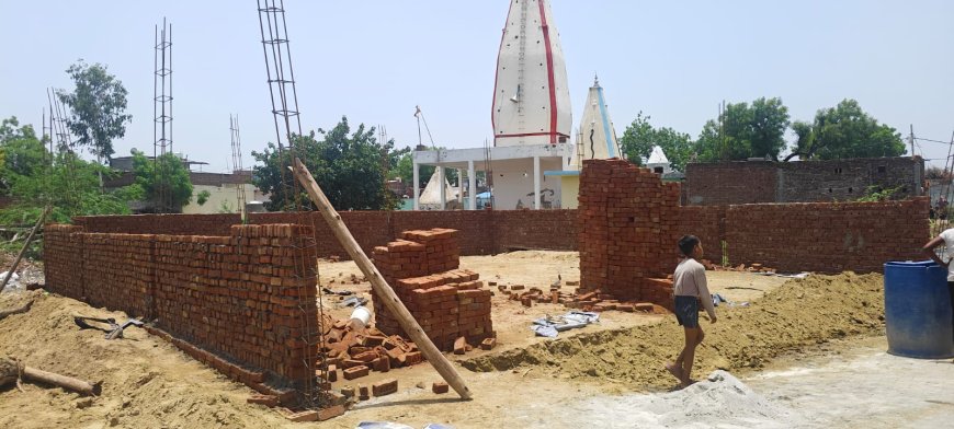 आगरा के मलूपुर में मंदिर की जमीन पर दबंगई! रोकने के बावजूद चल रहा निर्माण कार्य, लेखपाल ने दर्ज कराया मुकदमा