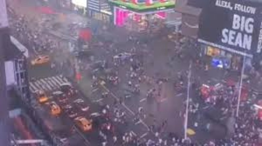 अमेरिका में टाइम्स स्क्वायर पर ताबड़तोड़ फायरिंग, मची अफरा-तफरी,  बचने के लिए भागते दिख लोग