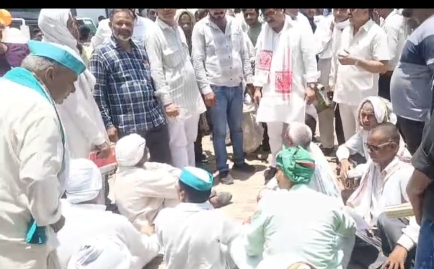 आगरा में कृषि विज्ञान केंद्र में हंगामा: किसानों को जेल भेजने की धमकी से भड़के किसान प्रभारी मंत्री की गाड़ी के आगे धरने पर बैठे, भूपेंद्र चौधरी के आश्वासन के बाद समाप्त हुआ धरना