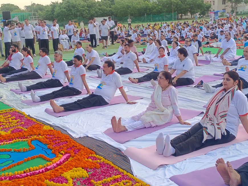 योगमय हुआ आगरा: 12वें अंतर्राष्ट्रीय योग दिवस पर हजारों लोगों ने एकलव्य स्टेडियम में किया सामूहिक योग, गूंजा स्वास्थ्य का संदेश, शहरभर के पार्कों में भी लगे योग शिविर