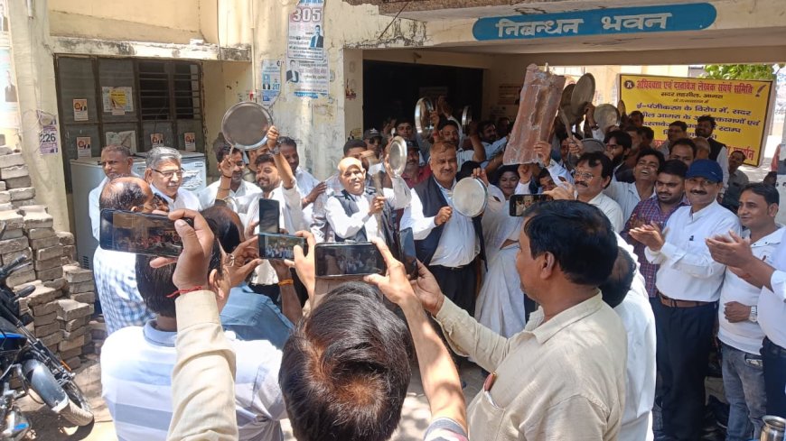 ई-पंजीकरण के विरोध में आगरा में वकीलों के उग्र तेवर: ताली-थाली बजाकर किया प्रदर्शन, एमजी रोड-2 पर सांकेतिक जाम, मुख्यमंत्री के आगमन पर काली पट्टी बांधने का ऐलान