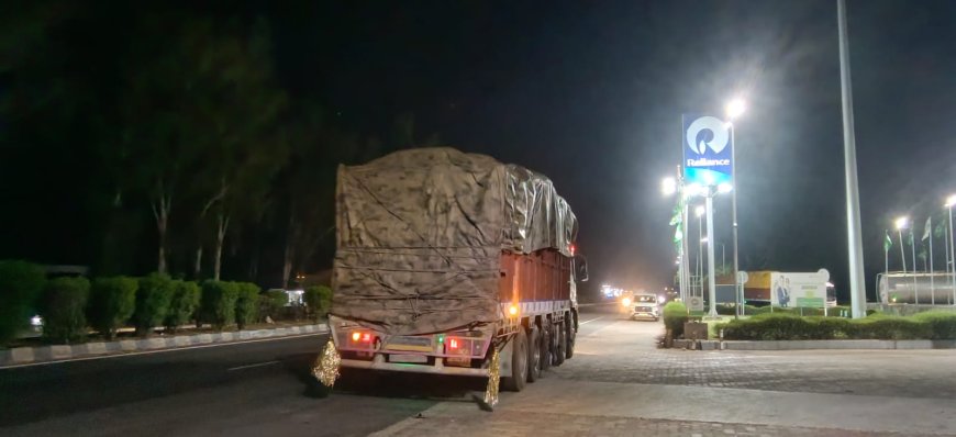 आगरा के फतेहपुर सीकरी में रॉन्ग साइड ट्रकों पर सख्तीः ट्रोला चालक द्वारा दरोगा की गाड़ी में टक्कर मारने की कोशिश, पेट्रोल पंप पर भी हुआ विवाद