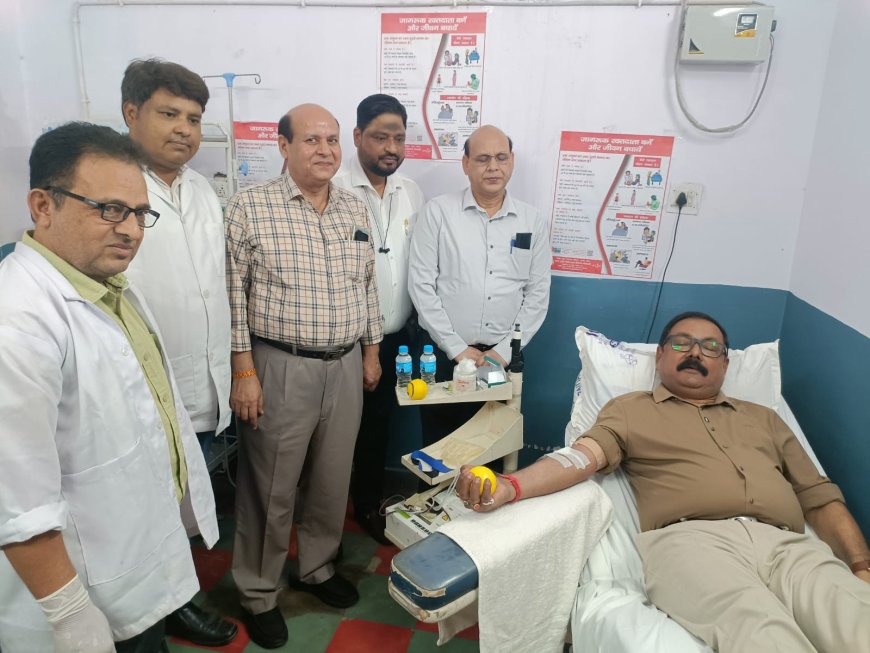 बरेली के जिलाधिकारी ने जिला अस्पताल पहुंचकर किया रक्तदान, समाज को दिया जीवन बचाने का संदेश