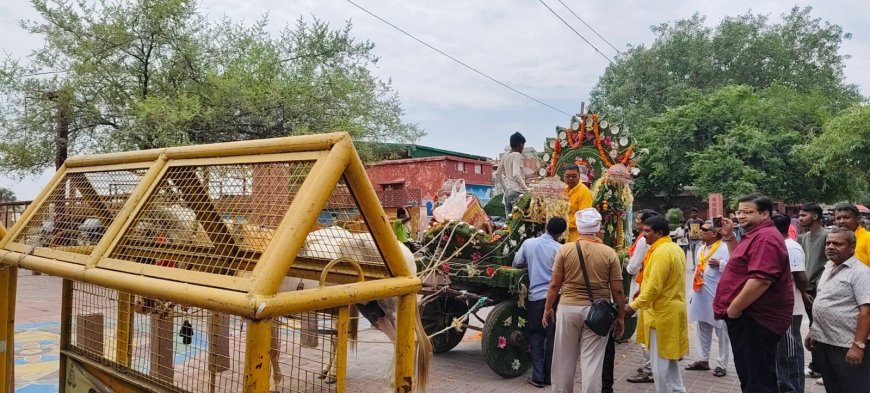 ताजमहल पूर्वी गेट पर धार्मिक यात्रा रोकने का मामला गरमाया, व्यापार मंडल के विरोध के बाद डीएम ने दिए निर्देश, अब आगे से नहीं रोकी जाएगी