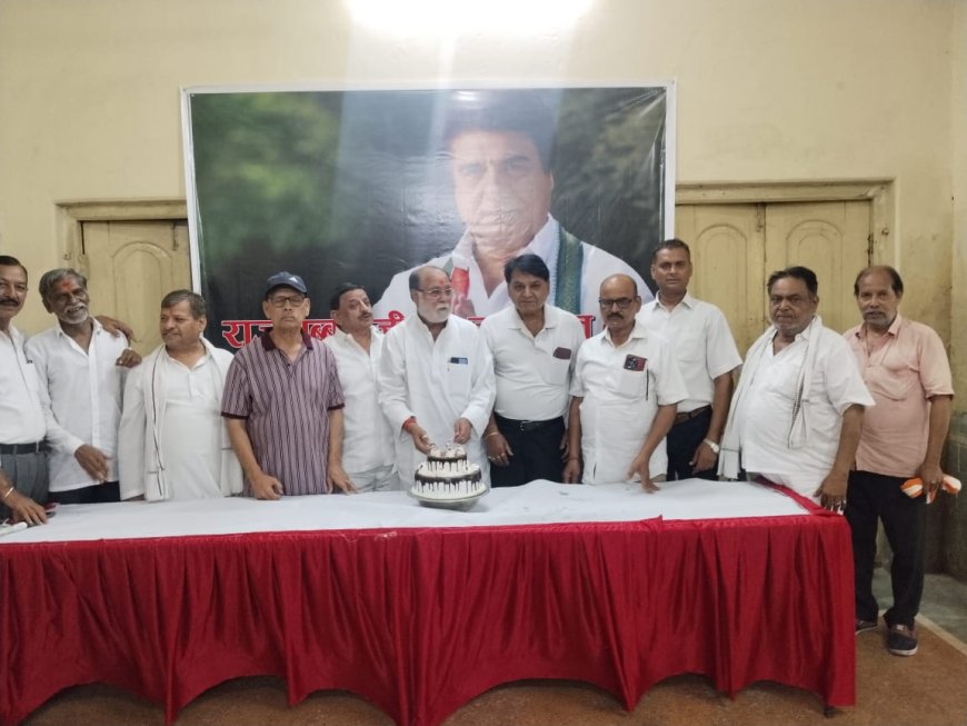 आगरा में कांग्रेस नेताओं ने मनाया राज बब्बर का 75वां जन्मदिन, केक काटकर दीं दीर्घायु की शुभकामनाएं